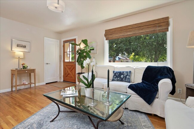 Building Photo - 2 Bedroom Cottage in the North End with to...
