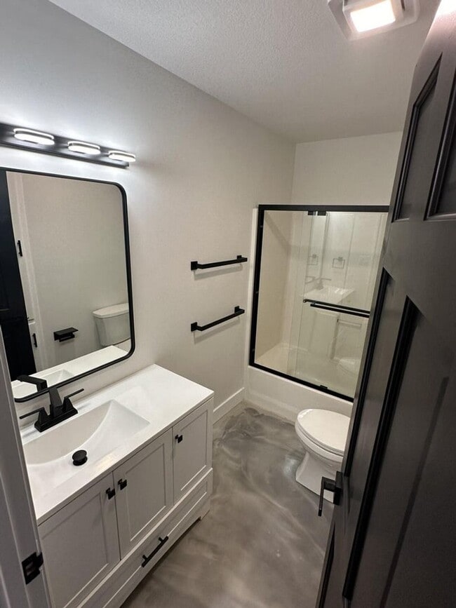 Building Photo - 5 Bed 4 Bath Home fenced yard