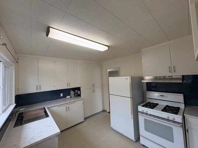 Building Photo - 3 Bed One Bath House