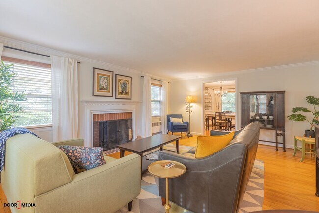 Building Photo - Short Term Furnished Rental -3 Bedroom Spl...