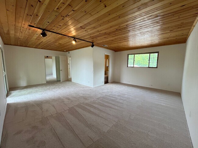 Building Photo - Calabasas 4BR w/pool + spa, views, solar panels + ALL appliances!