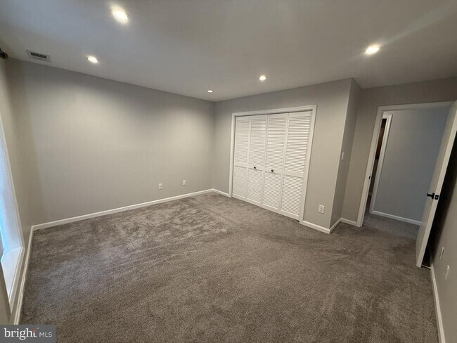 Building Photo - 10050 Oakton Terrace Rd