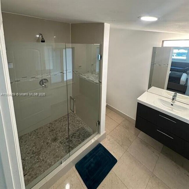 Building Photo - 17650 NE 19th Ave