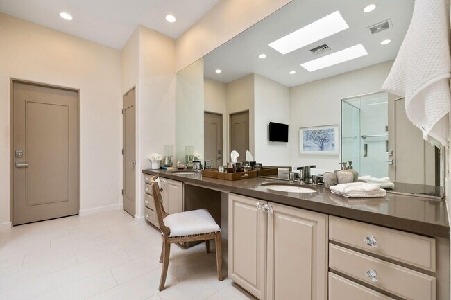 Building Photo - 502 Desert Holly Dr