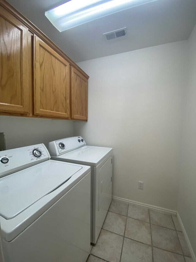 Building Photo - Charming Home Near Mathis Park