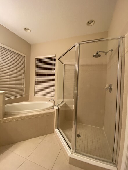 Master bathroom - 15631 N Himes Ave