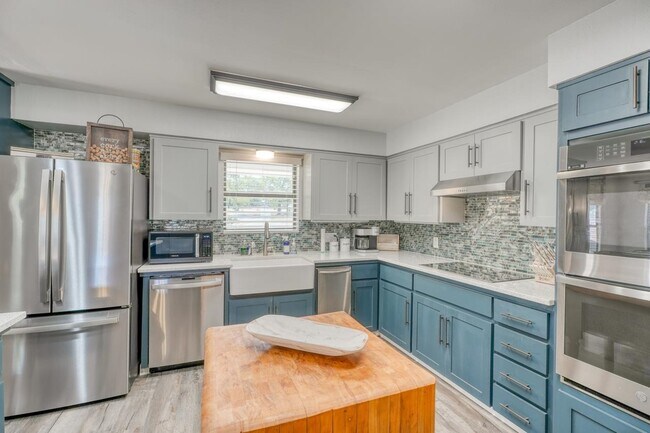 Building Photo - 724 S Chaparral