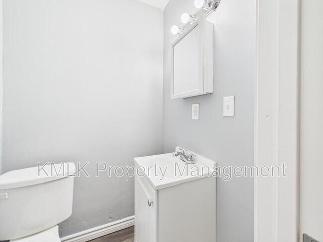 Building Photo - 903 Donald Ave