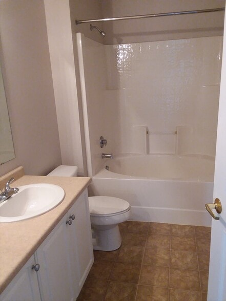 2nd floor hall bath - 548 W New Castle St