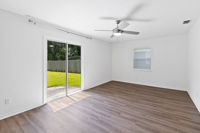 Building Photo - MOVE IN SPECIAL- Beautiful Newly Renovated 2/1 Duplex in St. Cloud - No HOA