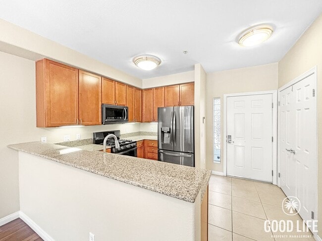 Building Photo - Beautiful 2BD/2.5BA Condo in Bankers Hill W/ W/D, A/C, Patio Area and Community Gym!