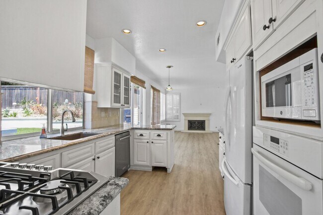 Building Photo - Gorgeous Costa Mesa Home in Gated Community!