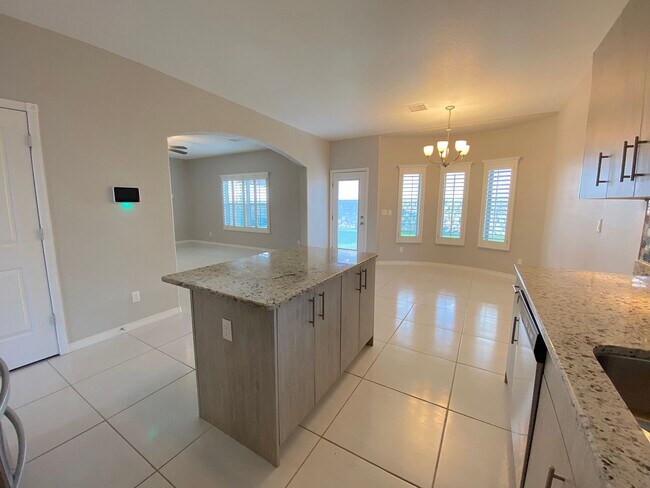 Building Photo - Spacious 4 Bedroom Refrig A/C Home