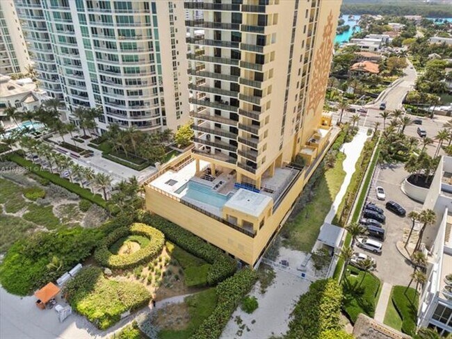 Building Photo - 16275 Collins Ave