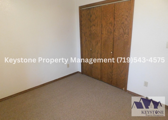 Building Photo - 879 S Bellflower Dr