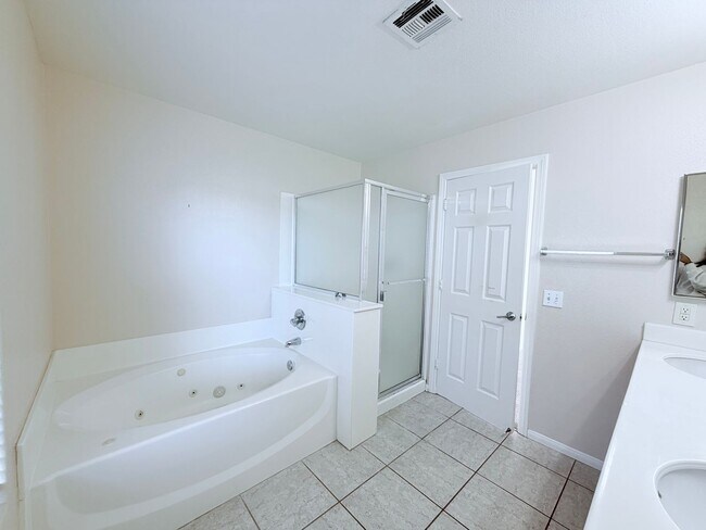 Building Photo - Great Upgraded SFH in Southern Highlands