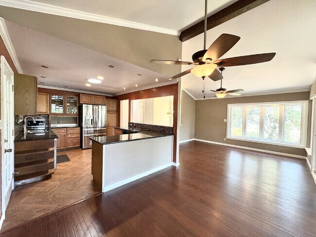 Building Photo - Charming 4-Bed by the Lake in Morgan Hill