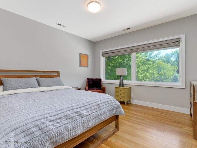 Building Photo - 824 W Castlewood Terrace