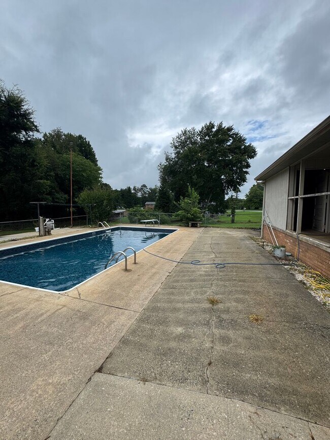 Building Photo - Spacious 3 Bedroom Home with Office, Pool, & Lawn Care Included – Hudson, NC