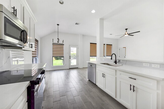 Building Photo - 13021 Castlewind Ln