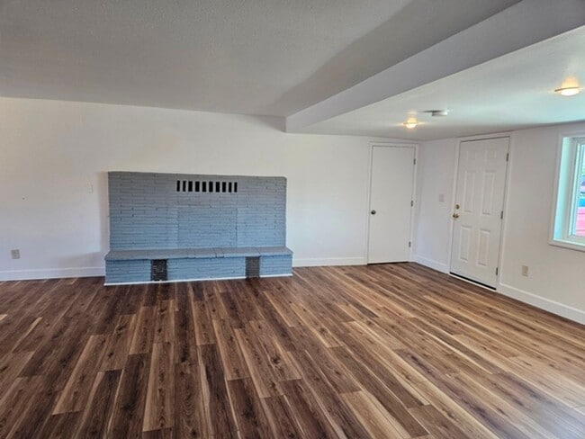 Building Photo - 3Bd/2Ba Single Story Home-For viewing!