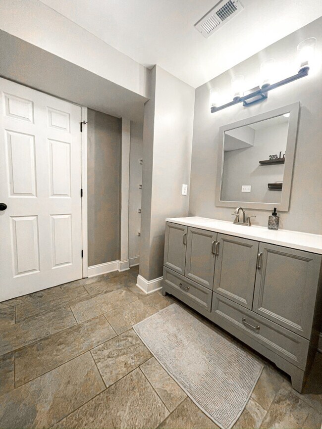 Building Photo - 11501-11505 5 Cedars Rd