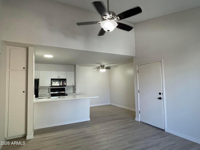 Building Photo - 8055 E Thomas Rd