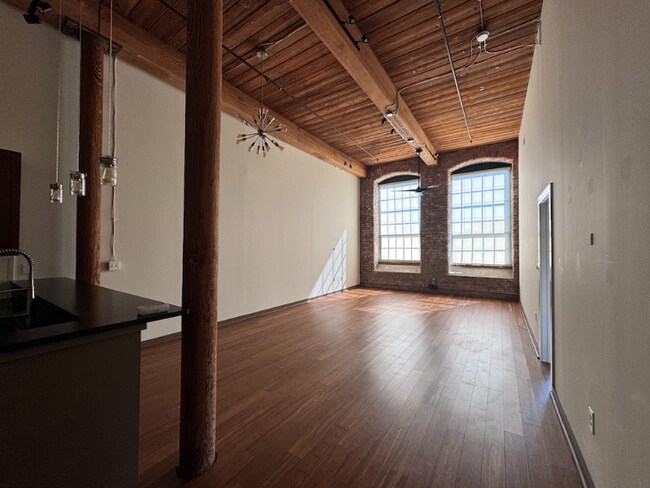 Building Photo - 400 Mills Ave