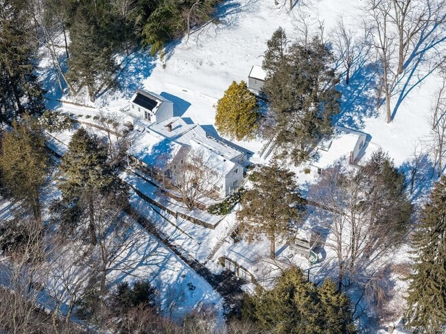 Building Photo - 291 Roaring Brook Rd