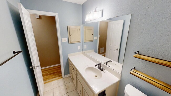 Building Photo - 414 W Voelter Ave