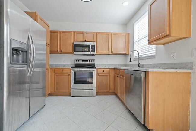 Building Photo - "Charming 3-Bed Townhouse with Granite Elegance in Ruskin - 1366 Sq Ft of Comfort!"