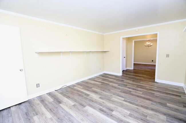Building Photo - 549 Pringle Dr
