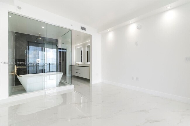 Building Photo - 700 NE 24th St