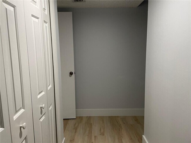 Building Photo - 235 Lakeview Dr
