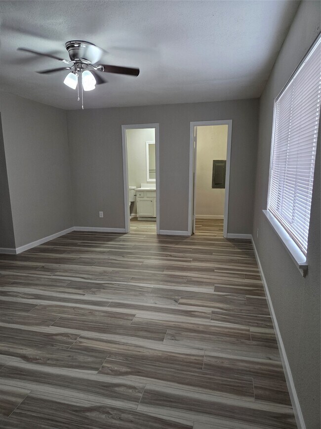 Building Photo - 527 Tara Plantation Dr