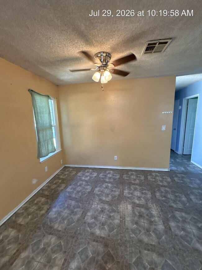 Building Photo - 1737 W Buena Vista Ave