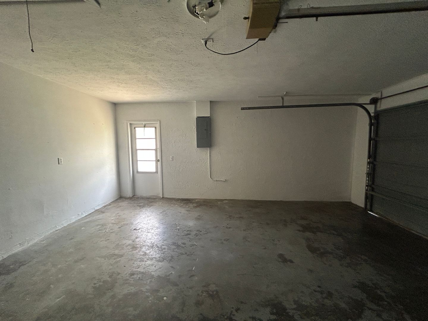 Building Photo - Freshly painted interior and new carpet in living room spacious home off Country Club Blvd