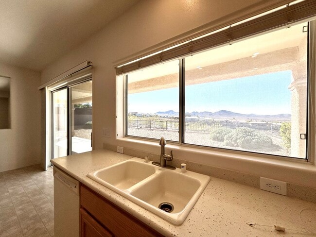 Building Photo - Single story 55+ community on golf course