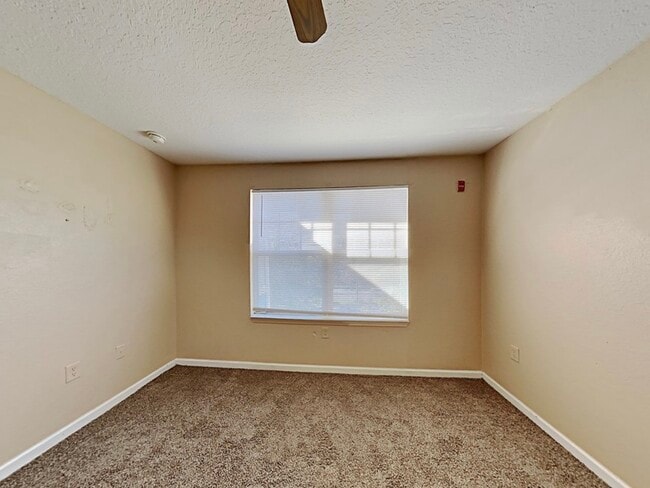 Building Photo - 5800 Lake Pointe Village Cir