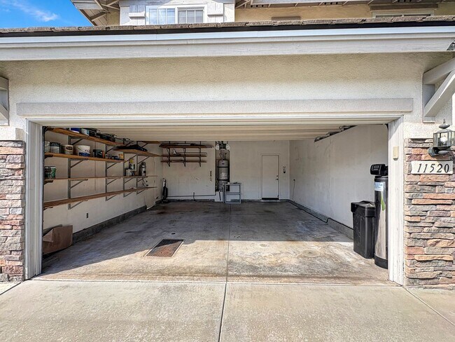Building Photo - Beautiful 4B/3BA house w/ large backyard i...