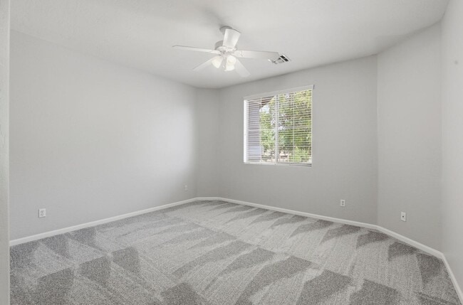 Building Photo - 3565 E Vaughn Ct