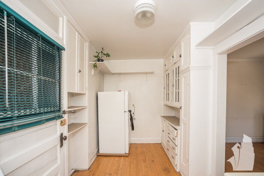 Building Photo - 2015 W Ainslie St