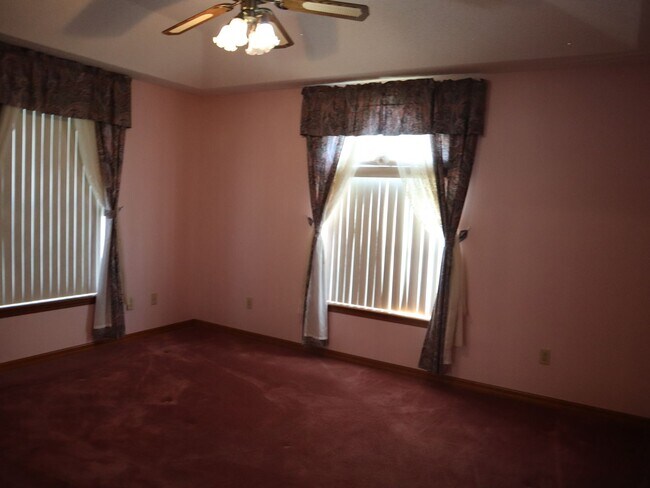 Building Photo - Beautiful Brick Home in Crystal Lakes Estate Call Carole Arcaro 386-216-4900 Deltona Lakes Realty