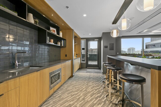 Building Photo - Nexus Condominium - 1 bedroom + den