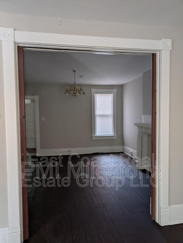 Building Photo - 304 1/2 W Martin St