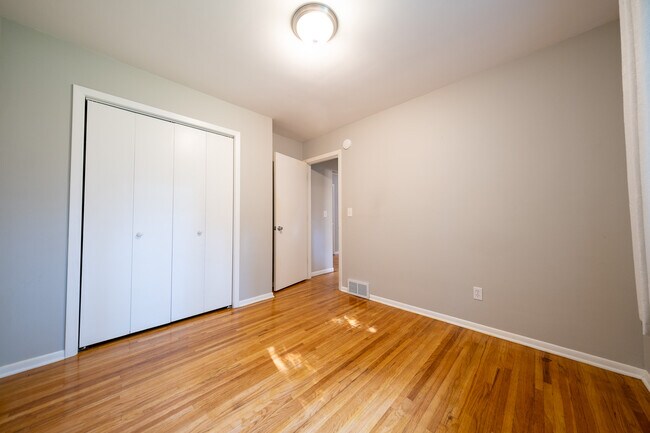 Building Photo - 3800 Fernbrook Ln N