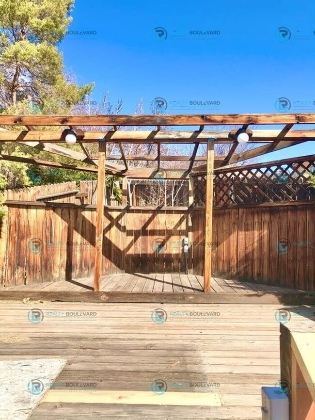 Building Photo - 1/2 Month Free!! 3BR/2BA Single-Story with...