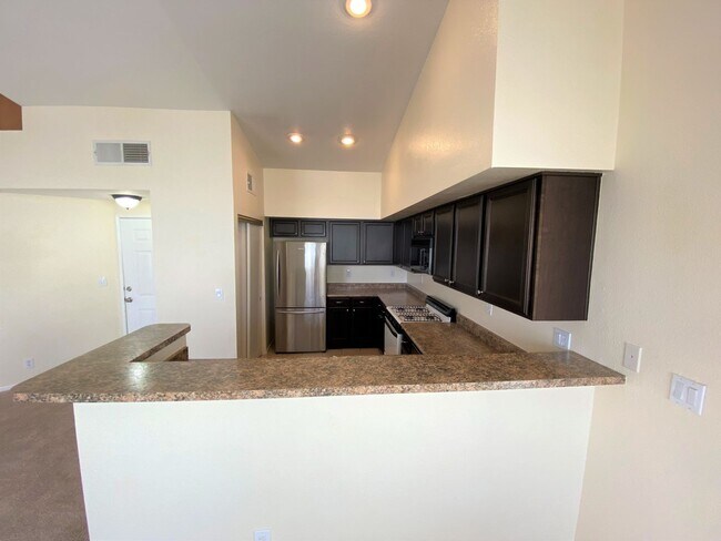 Building Photo - 2 BEDROOM 2 BATH IN NORTHWEST DOUBLE GATED GOLF COURSE COMMUNITY!