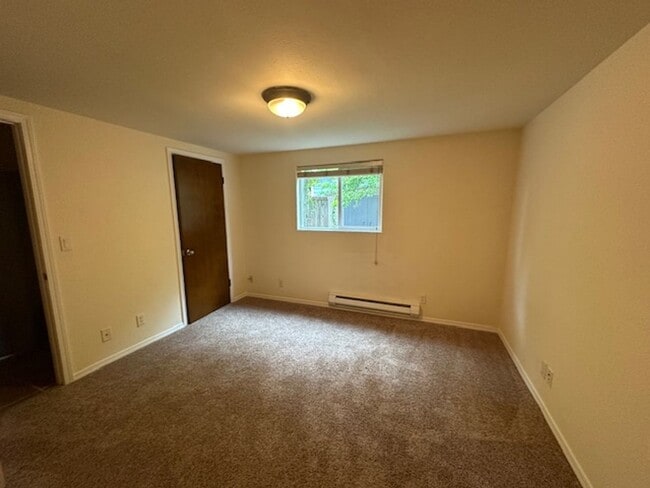 Building Photo - 303 Alder St