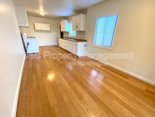 Building Photo - 429 Reindollar Ave